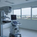 Equipamento de mamografia em hospital do Distrito Federal para diagnóstico rápido de câncer de mama