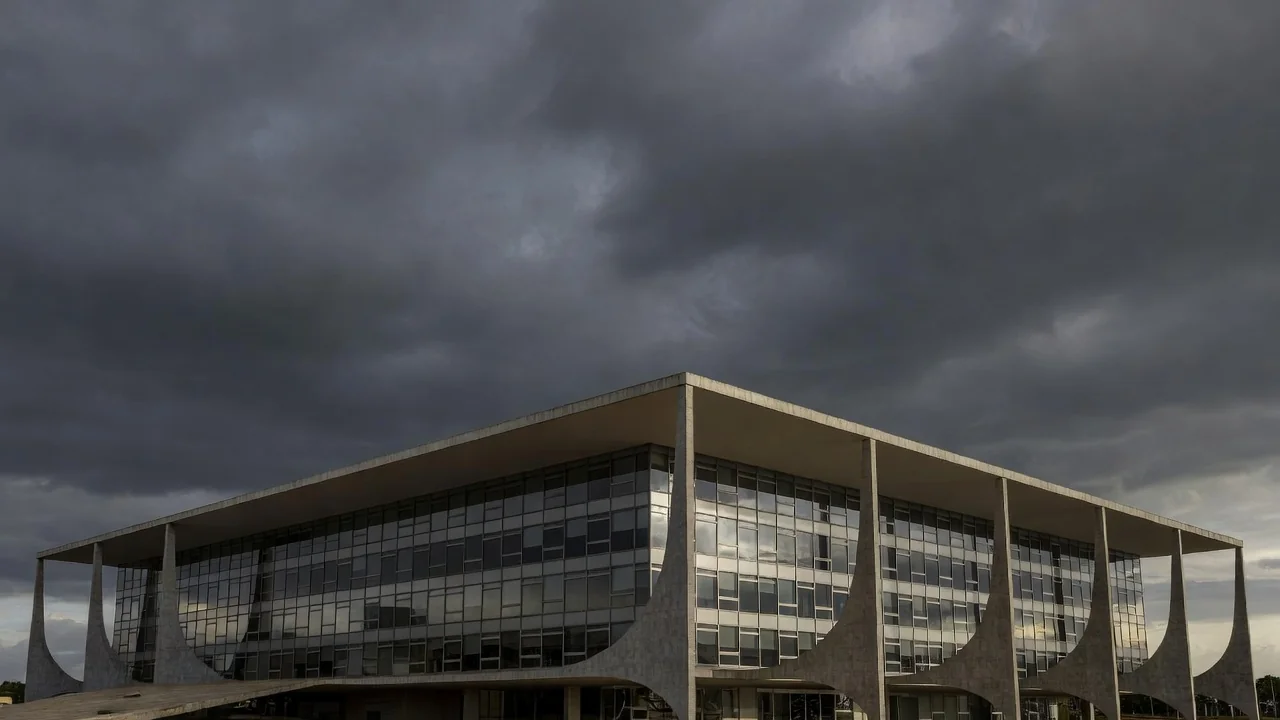 Câmara Legislativa do DF em sessão solene sobre instituto de advogados e lentidão da Justiça