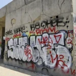 Patrimônio público vandalizado em Brasília com pichações e danos