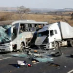 Acidente na GO-010 em Luziânia com veículos destruídos na rodovia
