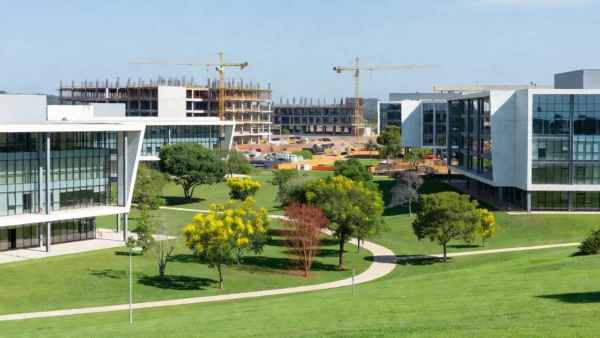 Campus da UnDF em Brasília com infraestrutura precária e salas vazias