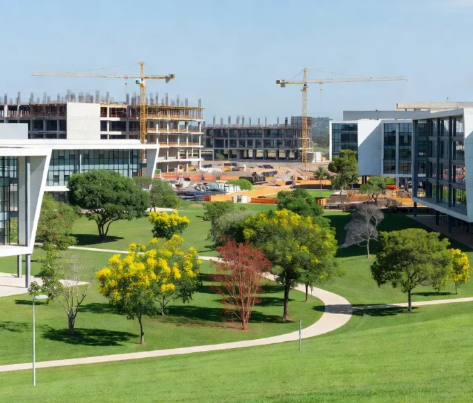 Campus da UnDF em Brasília com infraestrutura precária e salas vazias