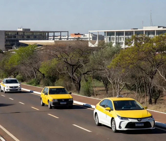 Táxis no corredor BRT Sul em Brasília, DF