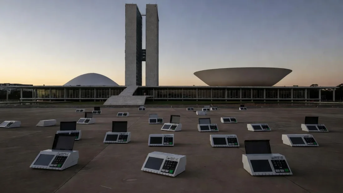Seção eleitoral vazia em Brasília com urnas eletrônicas, simbolizando baixo crescimento de eleitores no DF