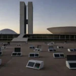 Seção eleitoral vazia em Brasília com urnas eletrônicas, simbolizando baixo crescimento de eleitores no DF