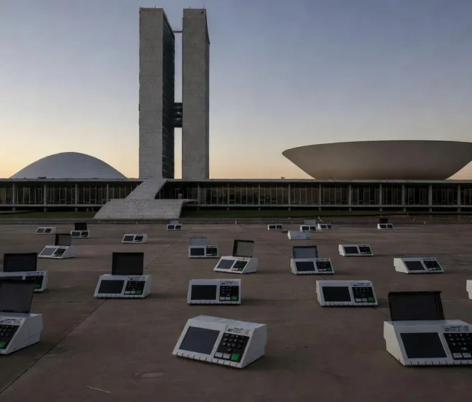 Seção eleitoral vazia em Brasília com urnas eletrônicas, simbolizando baixo crescimento de eleitores no DF
