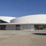 Sala de sessões vazia da CLDF em Brasília, representando ineficiência e distanciamento da população