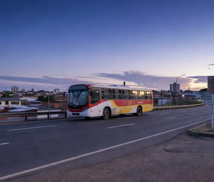 Estrada com ônibus e placa de divisa na hora azul representando movimento pendular para capacitação no Brasil