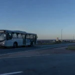 Ônibus em estrada de Brasília ao amanhecer durante congresso sobre desinformação