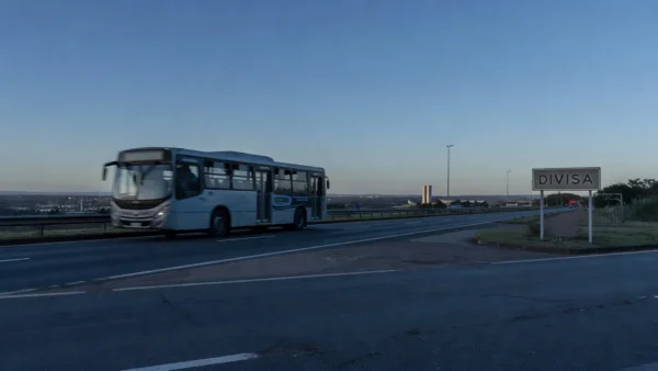 Ônibus em estrada de Brasília ao amanhecer durante congresso sobre desinformação