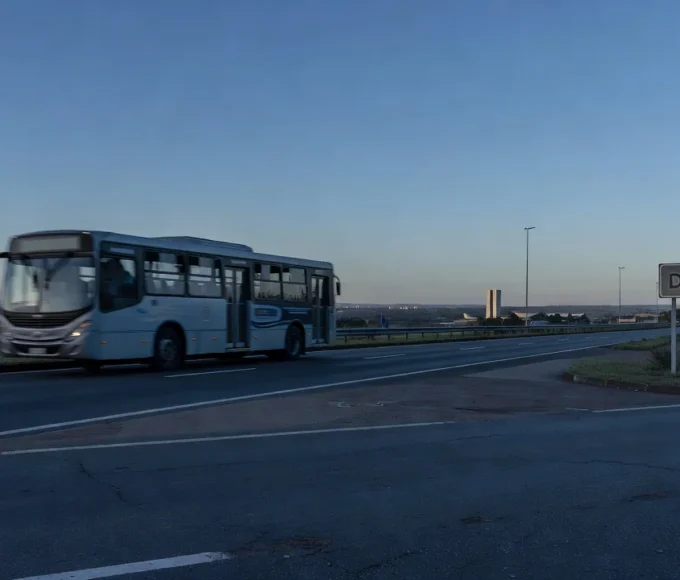 Ônibus em estrada de Brasília ao amanhecer durante congresso sobre desinformação