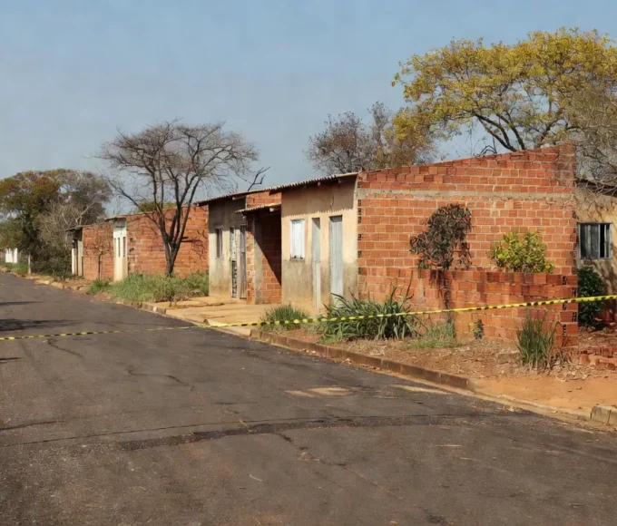 Estrada de entrada em Taguatinga com ônibus em movimento na hora azul.