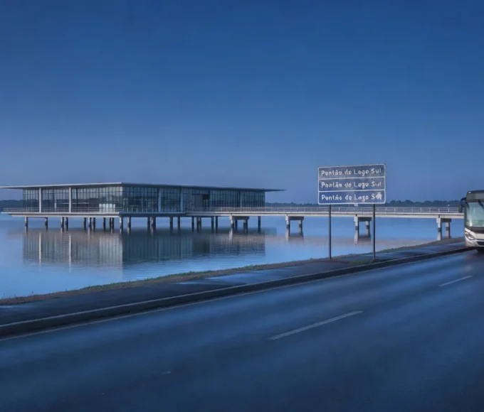 Pontão do Lago Sul em Brasília ao amanhecer com estrada e ônibus