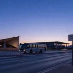 Estrada em Brasília com ônibus ao anoitecer representando gestão do DF