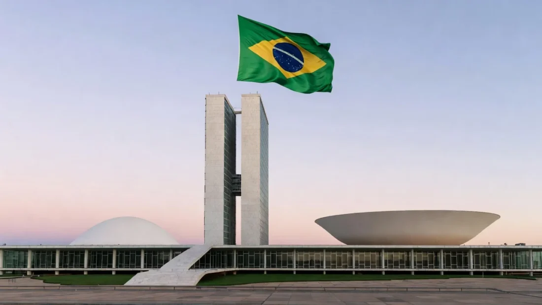 Estrada em Brasília com ônibus e placa do DF na hora azul, representando pesquisa eleitoral no Distrito Federal.