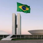 Estrada em Brasília com ônibus e placa do DF na hora azul, representando pesquisa eleitoral no Distrito Federal.
