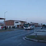 Seção eleitoral em Ceilândia com eleitores na hora azul do amanhecer